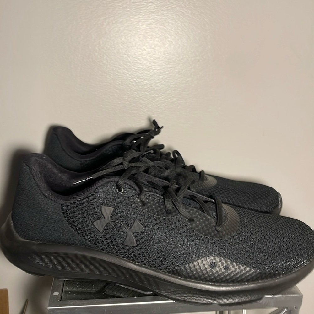 Under armor charged pursuit 3 black